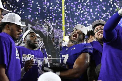 No. 3 Washington rallies to beat No. 5 Oregon 34.